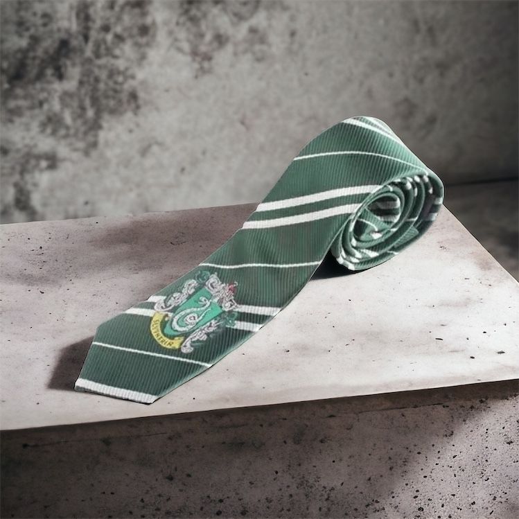 Corbata con escudo de Slytherin